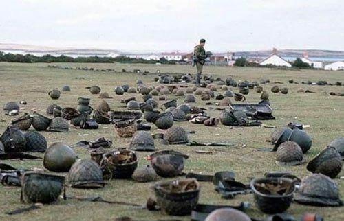<p>Falkland Adaları'ndaki muharebelerin birinin ardından, Arjantinli askerlerin kasklarını kontrol eden İngiliz askeri,</p>
<p> </p>
<p>1982. </p>
