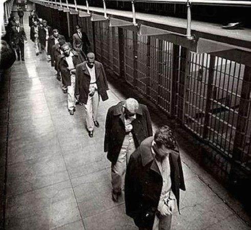 <p>Dünyanın en meşhur hapishanelerinden olan Alcatraz'dan tahliye edilen son mahkumlar,</p>
<p>1963.</p>