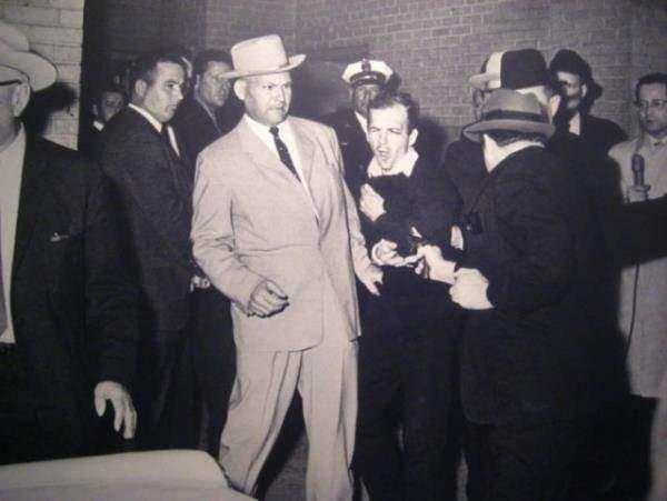 <p>Jack Ruby, ABD Başkanı John F. Kennedy'nin katil zanlısı Lee Harvey Oswald mahkemeye götürülürken kameralar karşısında öldürdü.</p>
