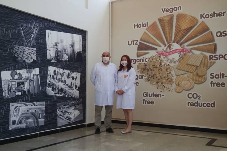 <p>Geçen mayıs ayı sonu itibarıyla üretimlerinin yaklaşık yüzde 70'ini ihraç ettiklerini belirten Oğuz, şöyle devam etti:</p>

<p>"Bu, ilk tesisimiz. Kısmet olursa 4-5 yıl sonra ikinci ve daha büyük bir tesisle tamamen ihracata yönelik, Türkiye sınırları içinde bir yatırımımız olacak. Kurulu olan bu tesiste 2019'dan bugüne 7 ülkeye ihracat yaptık. Farklı markalarla, dünyanın en büyük üreticilerine ürünlerimizi gönderiyoruz. Orta Doğu ülkeleri arasında Irak, Filistin, Suudi Arabistan tarafına, Avrupa kanadında ise Almanya merkezimiz üzerinden İtalya ve İspanya tarafına ürünlerimiz gidiyor. Buradan direkt gönderdiğimiz ürünler de kendi bölgemizde olan Yunanistan'a ve Bulgaristan'a sevkiyatlarımız gerçekleşti. Önümüzde çok ciddi iş bağlantılarımız var. Afrika ve Avustralya kıtalarına da ürünleri burada üretip göndermeyi planlıyoruz."</p>
