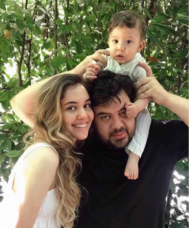 <p>36 yaşındaki Eser Yenenler, 2019 yılında Berfu Yıldız ile dünya evine girdi. Çift kısa sürede anne baba oldu. Oğulları Kuzey Yenenler ile hayatı değişen çift, sosyal medyada fenomen oldu. </p>
