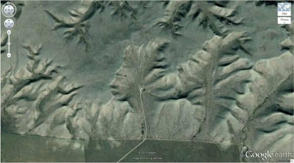 <p>6. Dağlarda bulunan “The Badlands Guardian” (50° 0’38.20″N 110° 6’48.32″W) Walsh, Alberta, Kanada</p>
<p> </p>