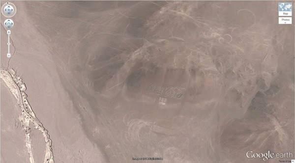 <p>17. Coca Cola logosu (-18.529211, -70.249941) Arica, Arica y Parinacota, Şili</p>
<p> </p>
<p> </p>