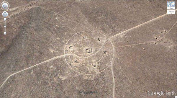 <p>18. Başka bir gizemli sembol (37.401573, -116.867808) Nevada, ABD</p>
<p> </p>