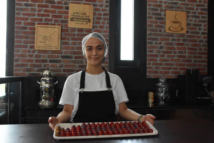 <p>Bahçe sahipleri ile fındık toplamak isteyenleri buluşturdukları proje kapsamında, işçiler için Kovid-19'a yönelik sağlık destek birimi oluşturduklarını anlatan Güler, projeye talebin yoğun olduğunu belirtti.</p>
<p> </p>