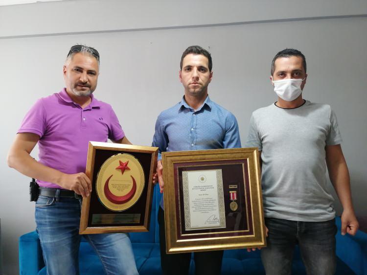 <p>Abilerim orada köy korucusu olanlar var. 14 yıl halen gönüllü olarak yapmaktalar. Biz varsak bu toprağın üstünde yaşıyorsak düşünmeden her zaman seve seve canımızı vermeye hazırız. Kurban olduğum Rabbim bize böyle şeyler bir daha nasip etmez inşallah. Ederse de yine gözümüz kapalı çıkar gideriz yani hiç düşünmeden”</p>
