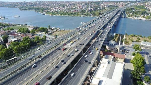 <p>Haliç Köprüsü'nde İstanbul Büyükşehir Belediyesi tarafından yapılan ve bir ay sürecek olan bakım ve onarım çalışması başladı. Köprüde trafik yoğunluğuna neden olan çalışmalar havadan görüntülendi.</p>
