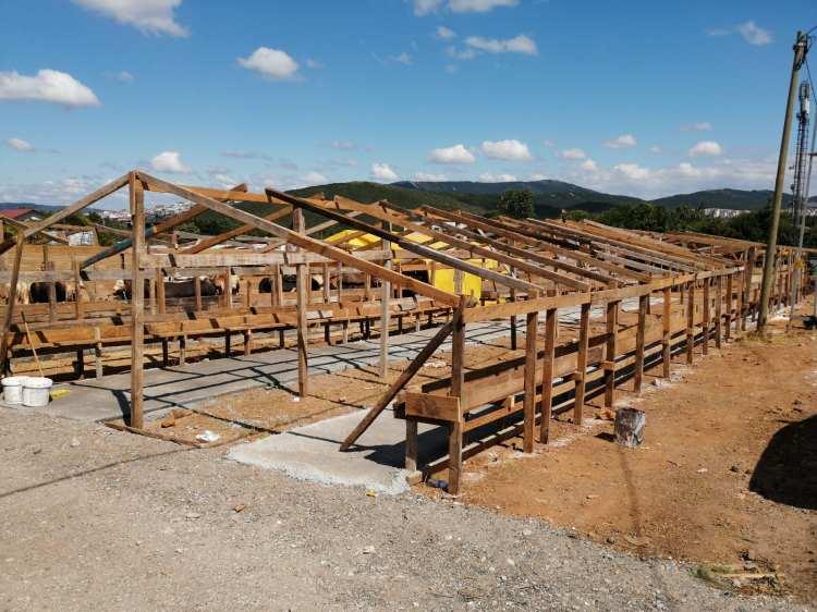 <p>Ayrıca hayvan pazarlarında salgın nedeniyle alıcı ve satıcı arasında el ele tutuşarak uzun uzun pazarlıklar yapılamıyor. Taraflar, aralarına sosyal mesafe koyarak bir sopanın iki ucunu tutup kurban pazarlığı yapıyor. Büyükbakkalköy Hayvan Pazarında bulunan 1 ton ağırlığındaki kurbanlık boğa da aynı şekilde pazarlık yapılarak satıldı. Satıcı ve alıcı, tuttukları sopayı uzun süre sallayarak fiyat konusunda anlaştı.</p>