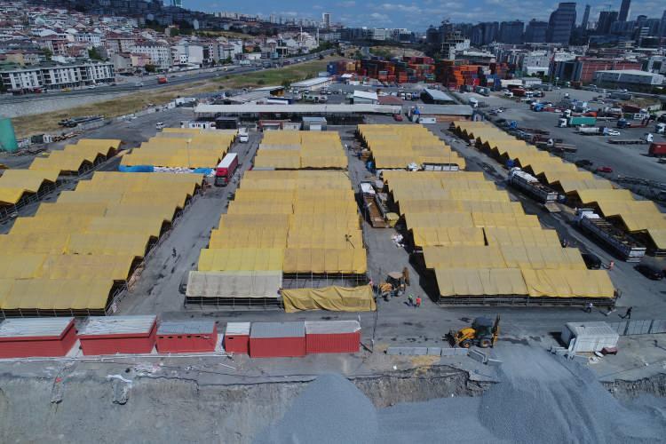 <p>Kurbanlık pazar alanlarında Covid-19 tedbirleri kapsamında sıkı önlemler alındı. Havadan görüntülenen alanın büyük bir kısmının tamamlandığı ve işçilerin son düzenlemeleri yaptığı gözüktü. Hayvanlar alana getirildiklerinde Beylikdüzü Belediyesi veterinerleri tarafından kontrol edilip gerekli evraklarının olup olmadığına bakılıyor. Ardından tırla gelen kurbanlılar satışa sunulacakları çadırlara doğru götürülüyorlar. Arabadan indirilen büyük baş hayvanlar kimi zaman sahiplerine zor anlar yaşattı.<br />
</p>