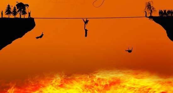 <p>O gün, sûr sesini duyanların gözü dehşetle açılacak; o kimseler dört yana dağılmış çekirgeler gibi kabirlerinden fırlayacaklar ve kendilerini çağırana doğru koşacaklar.</p>