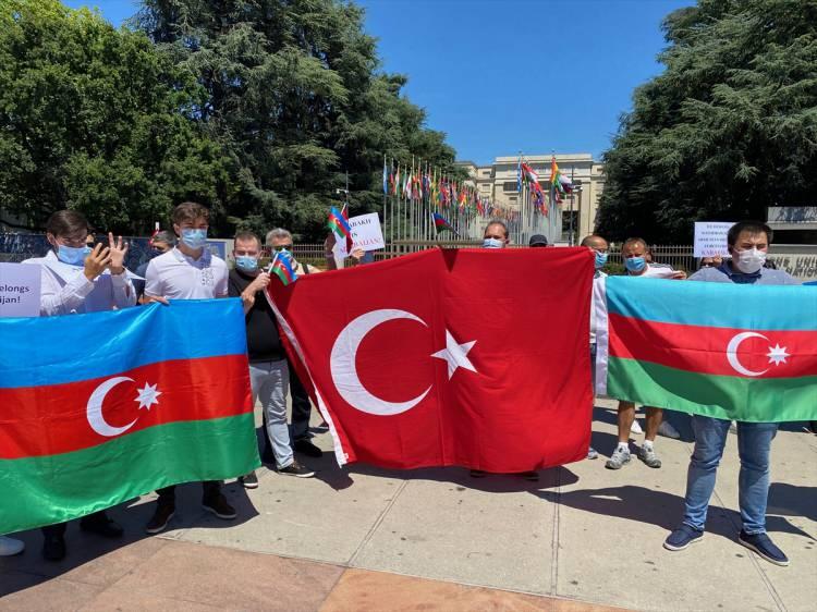 <p>İsviçre'nin Cenevre kentinde düzenlenen gösteride, Ermenistan ordusunun Azerbaycan topraklarına düzenlediği saldırılar ve Dağlık Karabağ'ın işgali protesto edildi.</p>
