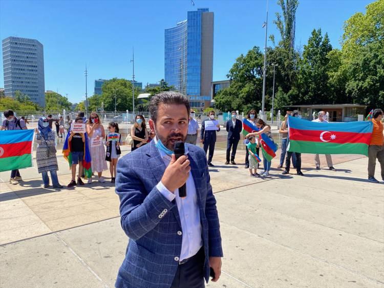 <p>- "KADIN ERKEK SAVAŞMAYA HAZIRIZ"</p>
<p>İsviçre'de öğretmenlik yapan Irana Novruzova ise burada yaptığı konuşmada, "Bizler savaş istemiyoruz, biz daha fazla kan dökülsün istemiyoruz. Yeterince şehit verdik. Biz topraklarımızı geri istiyoruz, barış istiyoruz ama gerekirse omuz omuza kadınlı erkekli topraklarımız için savaşmaya da hazırız. Şehitler ölmez, vatan bölünmez." ifadesini kullandı.</p>
<p>Gösteriye destek veren Tunus'taki İşkence Kurbanları Derneği Başkanı Abdunnasır Liman da Ermenistan saldırıları karşısında Azerbaycanlı kardeşlerinin yanında olduklarını söyledi.</p>