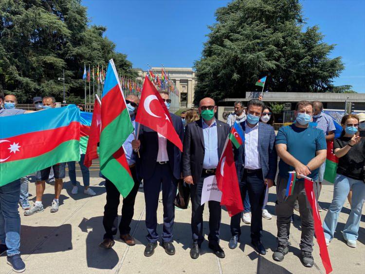 <p>İsviçre'deki Azerbaycan Diaspora Teşkilatları Şurası'nın düzenlediği gösteri, Birleşmiş Milletler (BM) Cenevre Ofisinin önünde bulunan ve sivillere yönelik silahlı şiddete karşı mücadeleyi simgeleyen "kırık sandalye heykeli"nin olduğu meydanda yapıldı.</p>
