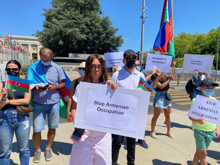 <p>Ülkedeki Türk sivil toplum kuruluşlarının (STK) yoğun destek verdiği protestoda " "Azerbaycan için adalet", "Ermenistan işgalini durdurun", "Dağlık Karabağ Azerbaycan'ındır" yazılı pankartlar taşındı.</p>
