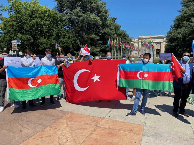 <p>Sovyetler Birliği'nin dağılmasının ardından Ermenistan'ın nüfusunun yarı yarıya azalarak 3 milyonun altına düştüğünü, bunun aksine Azerbaycan nüfusunun ise ikiye katlanarak 12 milyona yaklaştığını belirten Gence, Ermenistan'da yıllık kişi başına düşen gelir 1000 dolar civarındayken, Azerbaycan'da ise bunun 38 bin dolara çıktığını söyledi. Gence, Azerbaycan'ın, her açıdan güçlü olduğu Ermenistan'ı mutlaka yenilgiye uğratacağını kaydetti.</p>