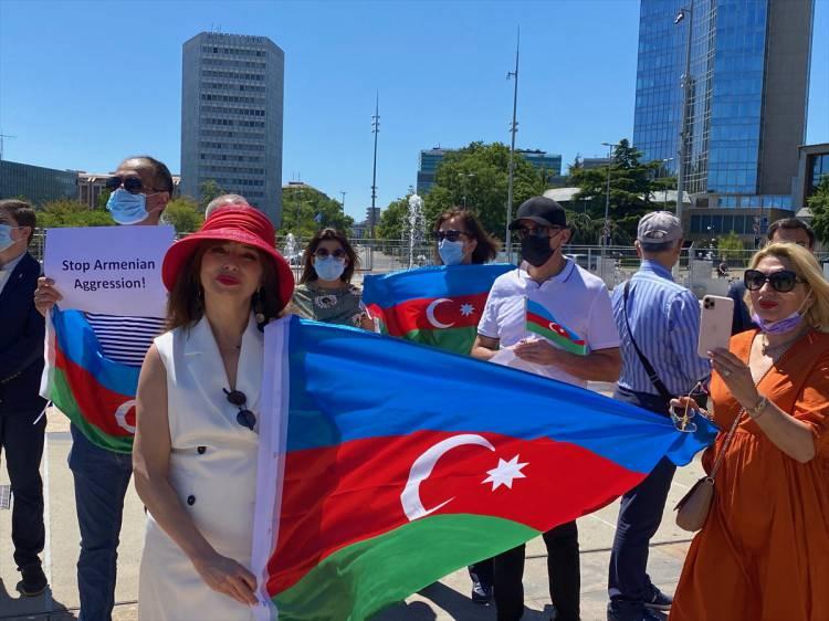 <p>- "İSVIÇRELİ TÜRKLERİN AZERBAYCAN'A DESTEĞİ TAM"</p>
<p>Beyaz Ay Derneği İsviçre Başkanı Suat Şahin de Azerbaycan'da şehit düşenlere Allah'tan rahmet diledi, birlik ve beraberlik çağrısı yaptı. Şahin, "Birlik içinde olmazsak, beraber hareket etmezsek Türklere ve Müslümanlara neler yapabileceklerini görüyoruz." diye konuştu.</p>
<p>Gösteri için Solothurn kasabasından geldiklerini belirten Şahin, İsviçre'deki Türklerin kardeş ülke Azerbaycan'a desteğinin her zaman tam olduğunun altını çizdi.</p>