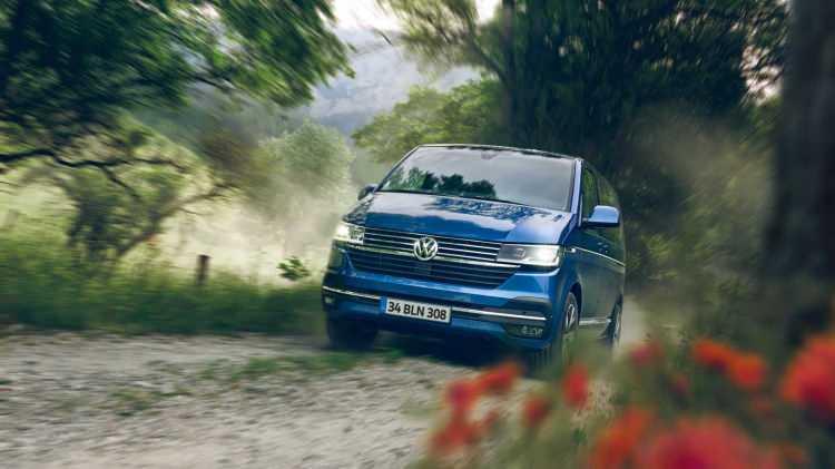 <p>Caravelle Highline’da bulunan Park Assist V3.0, Geri Manevra Asistanı ve Geri Görüş Kamerası özellikleri, sürücülere park esnasında büyük kolaylık sağlarken aynı zamanda çevredeki diğer araçların ve yayaların da daha fazla güvende olmasını sağlıyor. Ayrıca araçta elektrikli bagaj kapağı özelliği de bulunuyor.</p>