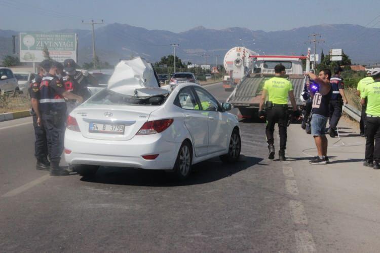 <p>Balıkesir'in Burhaniye ilçesinde seyir halindeki kamyondan kopan lastiğin iki otomobile çarpması sonucu bir kişi öldü, 5 kişi yaralandı. </p>
