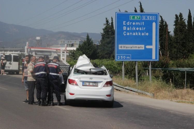 <p>H.A. yönetimindeki 10 H 9617 plakalı kamyonun sol arka lastiği, Çanakkale-İzmir kara yolunun Çoruk mevkisinde yerinden fırladı.</p>

