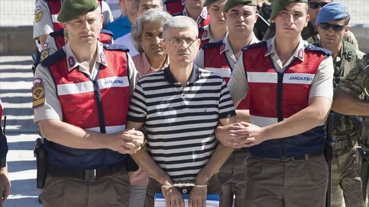 <p><strong>TÜM EYLEMLERİ PLANLAYAN İSİM</strong><br />
<br />
<strong>Ömer Faruk Harmancık:</strong> Eski tuğamiral. Darbenin ‘beyni’ sayılan isimlerden biriydi. Deniz Kuvvetleri Komutanlığı’nda darbe girişimi sürecinde yapılacak bütün eylemleri o planladı. Darbe girişimi gecesi Akıncı Üssü’nde süreci idare edenlerden biriydi.</p>