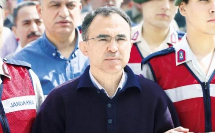 <p><strong>AKAR’I FETÖ’YLE GÖRÜŞTÜRMEK İSTEDİ</strong></p>
<p><br />
<strong>Hakan Evrim:</strong> Eski tuğgeneral. Genelkurmay Başkanı Hulusi Akar rehin alındıktan sonra onu Fetullah Gülen ile görüştürmeye çalışan darbeci. Akıncı üssündeki sivil yöneticilerden Kemal Batmaz’a ‘baş selamı’ verdiği görüntüler dosyaya girdi. Ancak Evrim bu görüntüleri inkâr etti. Akıncı’dan kalkan ve Ankara’daki saldırıları yapan savaş uçaklarını koordine etti.</p>