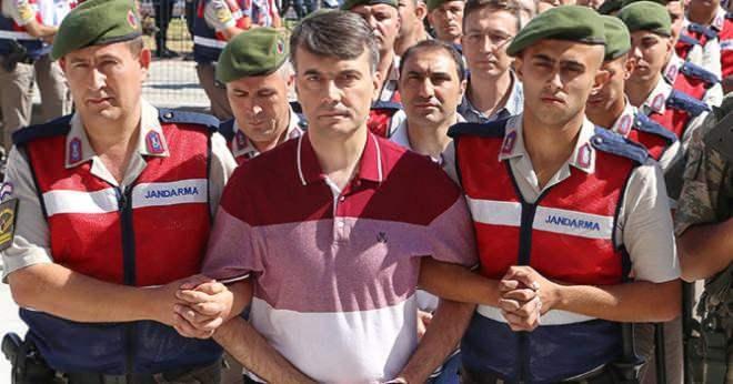 <p><strong>BOMBALARI O ATTIRDI</strong><br />
<br />
<strong>Ahmet Özçetin:</strong> Eski kurmay albay. Akıncı’daki hava harekâtını yönetti. Onun sevk ettiği uçaklar Cumhurbaşkanlığı külliyesini, Meclis’i ve Özel Harekât Daire Başkanlığı’nı bombaladı. O gece yaptığı bütün telsiz görüşmeleri kayıtlara geçti. Davada aleyhine delil oldu.</p>