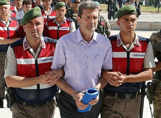 <p><strong>GENERALLERİN ABİSİ</strong><br />
<br />
<strong>Kubilay Selçuk:</strong> Eski tümgeneral. Akıncı Üssü’nde süreci yöneten en etkili isimlerden biri. Darbe için hazırlanan bildiriyi burada okuyarak prova yaptı. Tanık ifadelerinde ‘İzmir’de görev yapan generallerin abisi’ olarak geçti.</p>