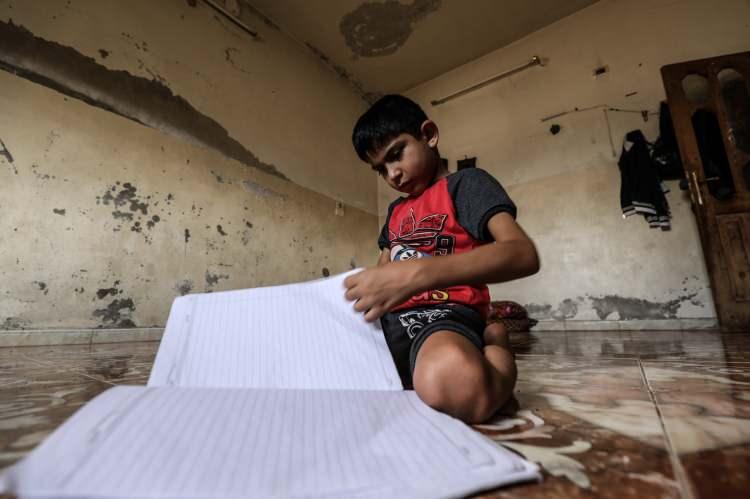 <p>"Maddi durumum yetersiz olduğu için tedavi ettiremiyorum. Evladım psikolojik olarak da derinden etkileniyor. Önceden kuzenleriyle oyun oynardı, koşardı. Şimdi ise yürüyemiyor." şeklinde konuşan Salih, oğlunun tedavisi için yardım beklediğini, bunun mümkün olmaması halinde ise okula gidebilmesi için elektrikli tekerlekli sandalye istediğini dile getirdi. </p>
