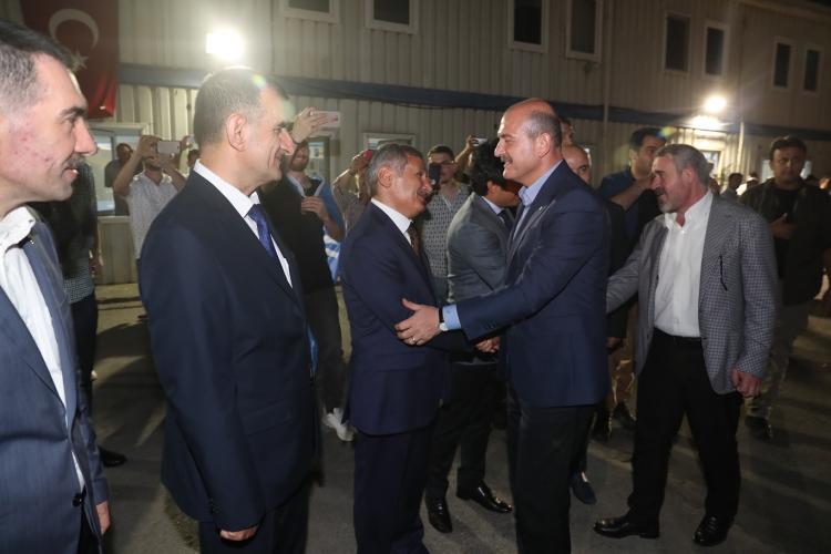 <p>KAMERA KAYITLARI <br />
 <br />
Ankara Cumhuriyet Başsavcılığının Orhanlı gişeleri davasının kamera kayıtları dava müdafileri ile paylaşılmasına rağmen Sabiha Gökçen Havalimanı paylaşılmamıştır. <br />
 <br />
FETÖ Terör Örgütünün hava kuvvetleri imamı olan Adil Öksüz’ün Sabiha Gökçen’deki görüntüleri basın ile paylaşılırken diğer görüntüler paylaşılmamıştır.</p>
