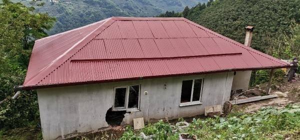 <p>Kısa süre önce evlerini tadilattan geçirdiklerini anlatan Engin, olayın ardından jandarma ekiplerinin gelerek hasar tespitinde bulunduğunu sözlerine ekledi.</p>
