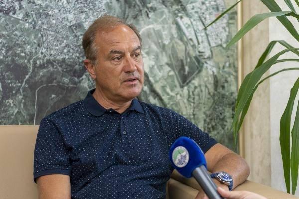 <p>Obruk Mağara Araştırma Grubundan Ali Ethem Keskin, "Buradaki ekip tarafından yapılan çalışmalarda, bazı örneklerin baraj suyunun altında olduğu tespit edildi. Benim su altında çalışmalarım olduğu için bana haber verdiler. Ben de İstanbul'dan geldim. Bu fosillerin büyük bir kısmı su üstündeydi. Kıyıya yakın bir bölgede ancak yakın zamanda bazı örneklerinde yani baraj suyu altında olduğu tespit edildi. Benim yaptığım çekimlerden hangi parçanın hangi türe ait olduğunu tespit edilebiliyor. Mesela ayak kemiği var. Ancak bu örnekler parçalanmış, suyun altında kaldığı için deformasyona uğramış olabilir" dedi.</p>