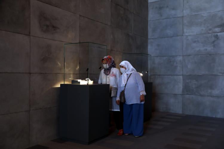 <p>Amaçlarının müzeyi 5 dilde aplikasyonuyla, web altyapısıyla ve rehberleriyle hazır hale getirmek olduğunu ifade eden Şebik, şöyle devam etti:</p>
<p>"Seneye 15 Temmuz'a kadar İngilizce, Almanca, İspanyolca, Rusça ve Arapça yayın yapan bir web sitesini hazırlamış olacağız. Sitenin altyapısı sayesinde ziyaretçiler buraya gelmeden de müzeyi gezebilecek. Ayrıca müzeye yurt dışından gelenler de kulaklık takarak bilgileri kendi dillerinde dinleyebilecek. Gelecek yıl müzede İngilizce ve Arapça bilen rehberlerimiz olacak. Buraya gelen gönül coğrafyamızda olan bir kardeşimize burayı anlatırken onun kavramlarıyla anlatmak lazım ki algılayabilsin, anlayabilsin." </p>
