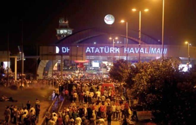 <p><span style="color:#FFD700"><strong>16 Temmuz | 20:02 - 20:50</strong></span></p>
<p>FETÖ’nün darbe girişimi sonrasında yürütülen soruşturma kapsamında, evinde arama yapılan Anayasa Mahkemesi Üyesi gözaltına alındı. Ankara Akıncı 4. Ana Jet Üssü’nde yürütülen FETÖ darbesine yönelik operasyonda Jandarma Genel Komutanı Orgeneral Galip Mendi kurtarıldı.</p>