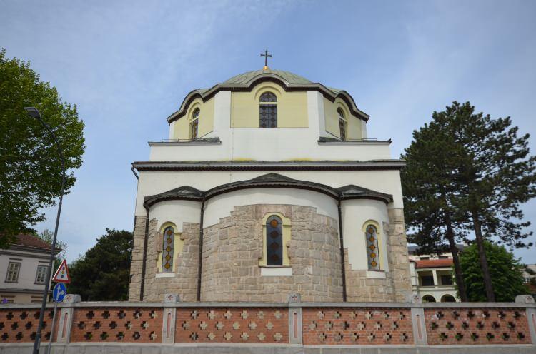 <p>- "Sadece camiler değil, tekke, kule ve hamamlar da kiliseye çevrildi"</p>
<p>Camiler dışındaki diğer İslam eserlerinin de kiliseye çevrildiği anlatan Yılmaz, şu bilgileri paylaştı:</p>
<p>"Kiliseye en çok dönüştürülen eserler camiler. Ben 272 cami ve mescit tespit ettim. Camilerden başka 36 tekke-türbe var kiliseye dönüştürülen. Çan kulesine çevrilen saat kuleleri, üzerine çan yapılan minareler var. Hırvatistan'da bir kule, Güney Kıbrıs'ta bir çeşmenin haznesi, Yunanistan'da namazgahta yer alan minber, Ortodoks dua yerine dönüştürülmüş. Sırbistan'da dört duvarı kalmış bir kervansarayın içine kilise inşa edilmiş. Yani sadece camiler değil, tekke, türbe, minare, kule, hamam, çeşme, imaret gibi farklı türde Türk eserleri kiliseye dönüştürülmüş."</p>
<p>Yüksek Mimar Mehmet Emin Yılmaz, tekkelerin de kiliseye dönüştürüldüğünü aktararak, "Türklerin yoğun yaşadığı Dobruca'da Kanaat Baba Tekkesi şu an kilise. İlginç bir konu da hem Müslümanların hem de Hristiyanların ortak ziyaret alanı olan Bektaşi tekkeleri var. Daha önce ortak ziyaret edilen Bektaşi tekkeleri, Müslüman kalmayınca sessiz sedasız kiliseye dönüştürülüyor." ifadelerini kullandı. </p>
