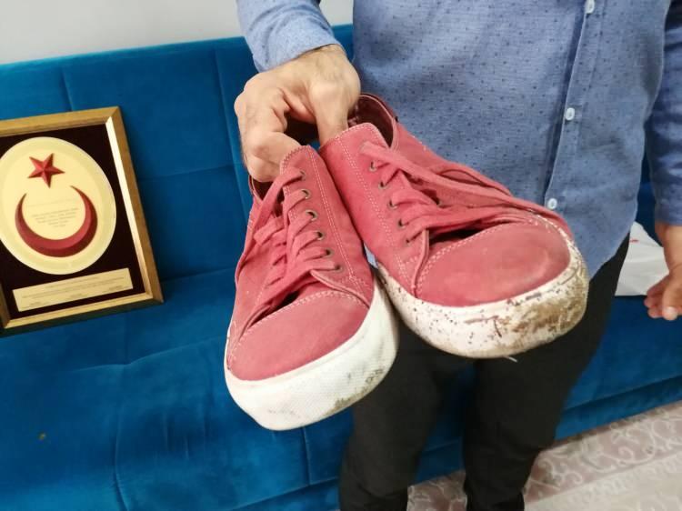 <p>Manisa’nın Salihli ilçesinde yaşayan FETÖ'nün darbe girişimi sırasında İstanbul'da ayağından vurularak gazi olan Ali Tekçe (27), darbe girişiminin 4’üncü yılında yaşadığı o kara geceyi anlattı. Gazi Tekçe, o gece ayağında olan ve kurşunla delinen ayakkabısını ölene kadar saklayacağını söyledi.</p>

