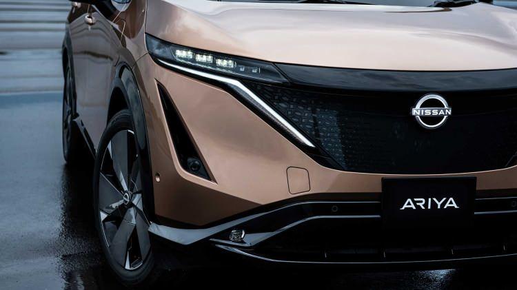<p>Nissan markasının son 5 yıl içinde tanıttığı ilk küresel modeli olacak olan Ariya, markanın tam elektrikli SUV modeli olarak öne çıkıyor. Japon üreticinin yeni tasarım diliyle şekillenen otomobili olan Ariya’yı ilk defa 2019 Cenevre Otomobil Fuarı’nda konsept bir model olarak görmüştük.</p>
