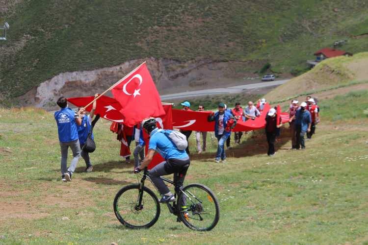 <p>Erzurum’da bir grup amatör sporcu 150 metre uzunluğundaki Türk bayrağıyla Palandöken’deki 2 bin 800 rakıma tırmandı. Sporculara gönüllü bisikletçiler pedal çevirerek eşlik etti.</p>
