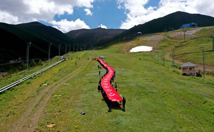 <p>15 Temmuz Demokrasi ve Milli Birlik günü münasebetiyle Gençlik Hizmetleri İl Müdürlüğünün koordinesinde yaklaşık 100 amatör sporcu, 150 metre uzunluğundaki Türk Bayrağıyla Palandöken’de bulunan 2 bin 800 rakımına tırmandı. Oteller bölgesinden başlayan yürüyüşe her yaştan sporcu katıldı.<br />
 </p>
