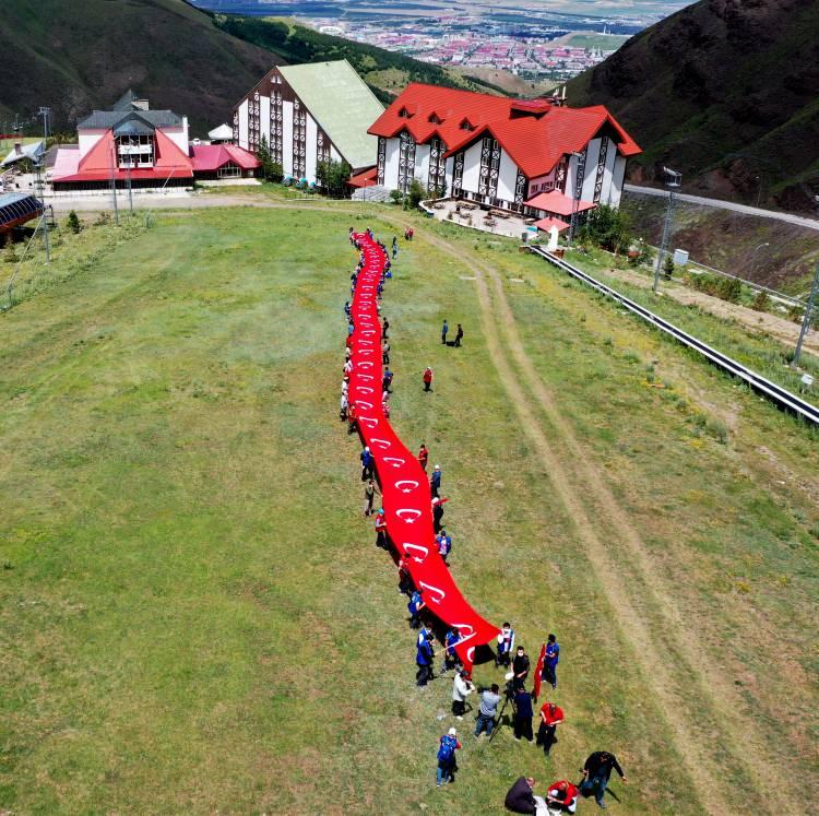 <p>150 metre uzunluğundaki Türk bayrağını sırtlayan sporcular, nefes nefese zirveye ulaştı. Burada Türk bayrağıyla hilal ve yıldız oluşturan sporcular tekbir getirerek şehitler için dua etti. Etkinlik Kuran-ı Kerim okunmasıyla son buldu.<br />
</p>