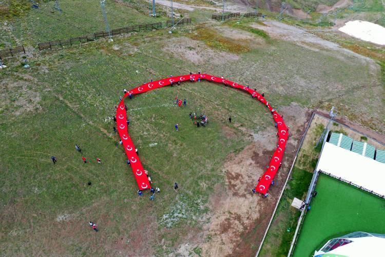 <p>Ayrıca sporculara sosyal medyadan organize olan yaklaşık 30 bisikletçi de eşlik etti. Gönüllü bisikletçiler kent merkezinden 2 bin 800 rakıma pedal çevirdi.<br />
 </p>
