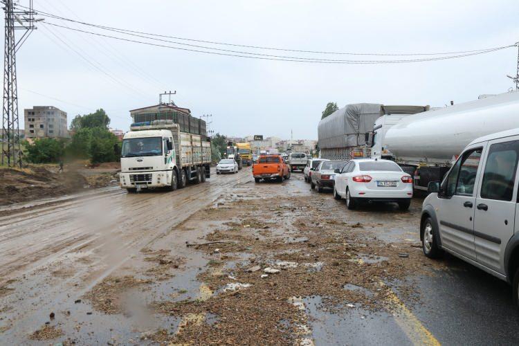 <p>Tatvan ile Ahlat ilçelerinde saat 15.00 sıralarında aniden bastıran sağanak yağış sele yol açtı. Taşan dere, Tatvan ilçesinin Kale Mahallesi'nde 30 ev ve 4 iş yerini bastı. Sağanak Tatvan'a yaklaşık 50 kilometre uzaklıkta bulunan Ahlat ilçesinde de yaşamı olumsuz yönde etkiledi. İlçenin Ovakışla beldesine bağlı Burcu Kaya köyünde taşan dere, karayolunu sel suları altında bırakınca araç ve içindeki sürücü bir süre mahsur kaldı. Sürücü için olay yerine gelen asker, AFAD ve vatandaşlar seferber oldu. Sel suları arasında aracıyla mahsur kalan şahıs korku konu anlar yaşadı. Traktörlere bağlanan halat yardımıyla sular arasından kamyonet çekilip çıkarılırken, içerisindeki sürücüsü ise rahat bir nefes aldı.<br />
 </p>
