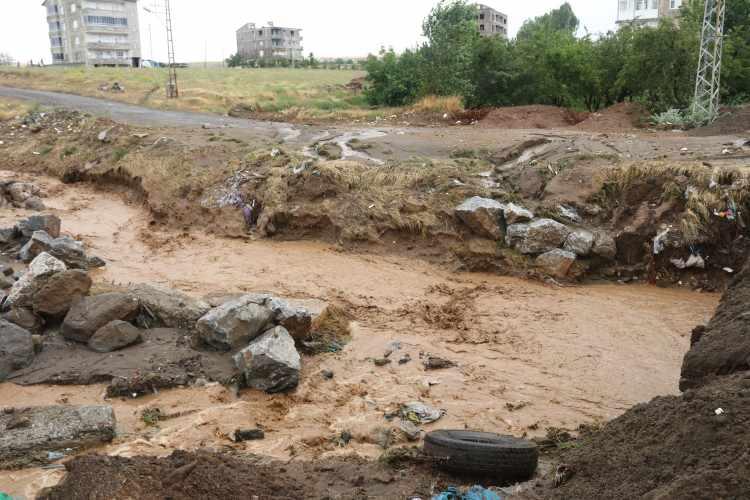 <p>Sel suları Tatvan-Ahlat kara yolunu da trafiğe kapattı. Sel suları nedeniyle yüzlerce araç içerisindeki yolcularla yolun açılmasını bekledi. Bölgedeki sel nedeniyle Tatvan Belediye Başkanı Mehmet Emin Geylani de Tatvan'ın Kale Mahallesi ile selden etkilenen bölgeleri gezerek incelemelerde bulundu. Sel suları altında kalan ev ve iş yerlerinin kurtarılması için itfaiye, AFAD ve UMKE ekipleri de bölgeye sevk edildi. Belediye Başkanı Geylani, yaşanan sıkıntıların giderilmesi için yoğun bir çalışma içerisinde olduklarını belirtirken, yapılan çalışmalar sonucu Tatvan-Ahlat kara yolu da bir saat süren çalışmaların ardından açıldığını söyledi.<br />
</p>