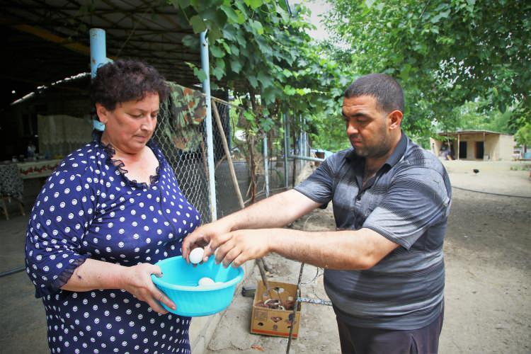 <p>Küçük çaplı silahlardan atılan mermilerin sesi, Azizovlar için sıradan bir olaya dönüşmüşken, son günlerde ağır silahların ateşi de aileyi korkutmuyor. </p>
<p>Azizovlar ailesi, 14 Temmuz'da köyün hedef alındığı top atışlarında amcaları Aziz Azizov'u kaybetti. 76 yaşındaki Aziz Azizov, evine top mermisi düşmesi ve kendisine çok sayıda şarapnel parçası isabet etmesi sonucu yaşamını yitirdi.</p>
<p>Aile, amcalarını kaybetmenin üzüntüsünü yaşasa da köyü terk etmediği için ondan gururla bahsediyor. </p>