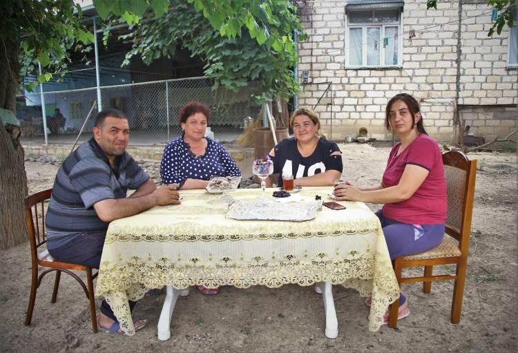 <p>Pervane Azizova ise "Bu topraklarda şehit kanı var. Bu nedenle topraklarımızı bırakıp gidemeyiz." dedi.</p>
<p>Azizovların akraba ve komşusu Besti Mesimova, Ermenistan tarafından Azerbaycan'a yapılan saldırılarla ilgili Türkiye'nin desteğinin kendilerini son derece gururlandırdığını vurgulayarak, "Köyümüzü hiçbir zaman bırakıp kaçmayacağız." ifadesini kullandı.</p>