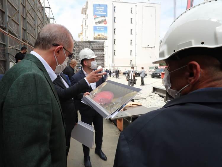 <p>ERDOĞAN, TAKSİM CAMİİ VE AKM'Yİ DE İNCELEDİ</p>
<p> Türkiye Cumhurbaşkanı Recep Tayyip Erdoğan, yapımı devam eden Taksim Camisi ile Atatürk Kültür Merkezi'nde (AKM) incelemelerde bulundu.</p>