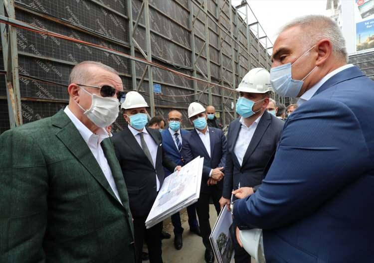 <p>Cumhurbaşkanı Erdoğan, Ayasofya Camisi'ndeki incelemelerinin ardından, Şubat 2017'de temeli atılan ve bu yıl sonu ibadete açılması planlanan Taksim Camisi'ne geldi. Cami inşaatını gezen ve çalışmalara ilişkin bilgi alan Erdoğan, daha sonra inşaatı yıl sonunda tamamlanması planlanan yeni AKM'yi gezdi.</p>
