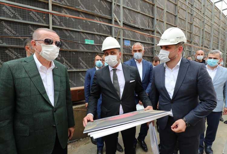 <p>Erdoğan'a, İletişim Başkanı Fahrettin Altun, İçişleri Bakanı Süleyman Soylu, Kültür ve Turizm Bakanı Mehmet Nuri Ersoy, Diyanet İşleri Başkanı Prof. Dr. Ali Erbaş, İstanbul Valisi Ali Yerlikaya ve İstanbul Emniyet Müdürü Zafer Aktaş eşlik etti.</p>
