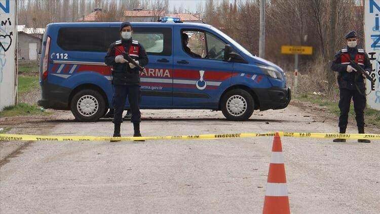 <p>ORDU </p>
<p>Valilikten yapılan yazılı açıklamada, İl Hıfzıssıhha Meclisinin, Vali Tuncay Sonel başkanlığında toplandığı ve bazı yeni kararlar alındığı belirtildi. Açıklamada, yaşanan salgının bir an önce engellenmesi, vatandaşların sağlık güvenliğinin korunması amacıyla Saraycık ve Topluca mahalleleriyle ilgili uyulması gereken kurallara ilişkin ilave tedbirlerin alınmasının gerekli görüldüğü aktarıldı.</p>