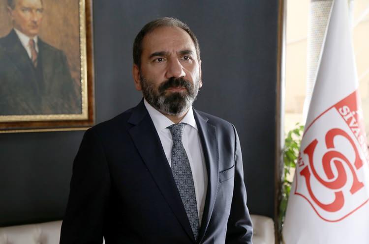 <p>"Devletimize ve bayrağımıza olan bağlılığımızı tüm dünyaya haykıran aziz milletimiz şunu bir kez daha göstermiştir ki ülkemizin bekasına, huzuruna ve birliğine kast eden tüm hain odakların karşısında her daim dimdik duracağız. Türkiye Cumhuriyetine karşı yapılan bu alçak girişimler hiçbir zaman amacına ulaşamayacaktır. 15 Temmuz gecesi gösterdikleri kahramanlıkla adlarını tarihe yazdıran tüm şehitlerimizi rahmetle, canlarını ortaya koyan şanlı gazilerimizi minnetle anıyoruz. 15 Temmuz destanımız kutlu olsun. Allah, ülkemizin ve milletimizin birlik ve bütünlüğünü her zaman daim kılsın."</p>