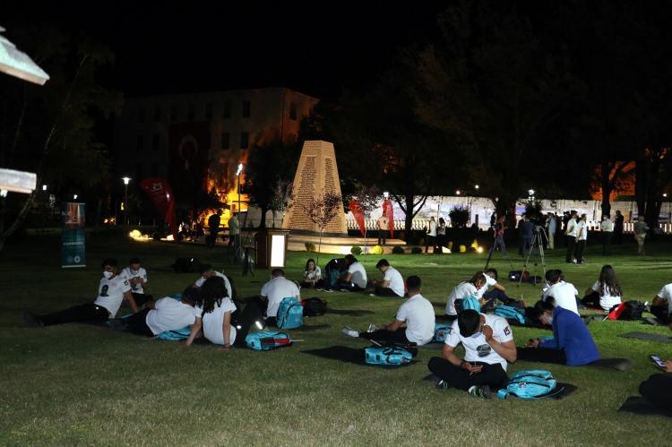 <p>Gençlik ve Spor Bakanlığı'nca düzenlenen ve 81 ilden milli sporcuların katılımıyla, TBMM'nin bahçesinde bulunan 15 Temmuz anıtı önünde demokrasi nöbeti başladı. </p>
